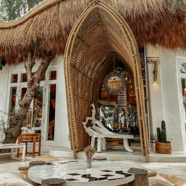 รีวิว Cave Beach Club – ร้านชิลริมทะเล