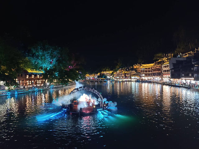 “ล่องเรือกลางคืน ชมเมืองเก่าพันปี” 