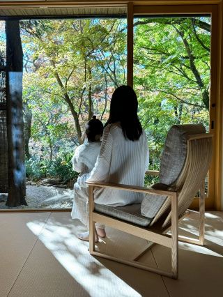 ˗ˏˋ ปีนี้โรงแรมระดับท็อปคลาสได้รับการรับรองให้เป็นโรงแรมที่เป็นมิตรกับเด็ก 🍁ˎˊ˗
⁡
📍#Jinya #MotoyuJinya
#Kanagawa #TsurumakiOnsen
⁡
อยากให้คุณแม่ทุกคนรู้จักโรงแรมที่เป็นมิตรกับเด็กแห่งนี้นะคะ รับรองว่าถ้าไม่รู้จักจะเสียดาย! ฉันไปพักมาแล้ว! 👘✨
ก่อนอื่นเลย สวนขนาด 33,000 ตารางเมตรสวยมาก ไม่ว่าจะถ่ายรูปมุมไหน!!! แถมห้องพักยังมองเห็นสวนส่วนตัวและมีอ่างอาบน้ำกลางแจ้ง ให้คุณพักผ่อนอย่างหรูหราได้แม้อยู่ในห้อง 😌
⁡
ที่นี่มีสิ่งดีๆ มากมายสำหรับคุณแม่และคุณพ่อ...
เดี๋ยวจะเขียนโพสต์เกี่ยวกับพวกเขาเร็วๆ นี้ค่ะ 🤍🤍
หากมีคำถามใดๆ ส่งข้อความส่วนตัวหรือคอมเมนต์มาได้เลยค่ะ ฉันจะช่วยเขียนโพสต์เกี่ยวกับเรื่องนี้นะคะ 🙇♂️
・มีของเล่นและพื้นที่เล่นในห้อง
▶︎มีปริศนาให้เล่น เหมาะสำหรับเด็กทุกวัย
・มีเตียงเด็กอ่อนในห้องน้ำขนาดใหญ่
・ห้องพักที่ได้รับการรับรองว่าเป็น Welcome Baby ประกอบด้วย:
▶︎มีที่กั้นปลั๊กไฟและอุปกรณ์ป้องกันนิ้วหนีบที่ประตู
▶︎มีผ้าอ้อมและผ้าเช็ดทำความสะอาดเด็กให้บริการ
・มีหมอนอิงแบบแน่นสำหรับเด็กทารกโดยเฉพาะ
・มีเมนูเด็กสุดหรูที่จะทำให้พ่อแม่ตื่นเต้น
・มีบริการรับประทานอาหารในห้องพักเพื่อความอุ่นใจ
・อ่างอาบน้ำกลางแจ้งในห้องพักไม่ร้อนเกินไป และมีสบู่เหลวสำหรับเด็กให้บริการ
⁡
⁡
📍ข้อมูลร้านค้า
▪︎𝙰𝚍𝚍𝚛𝚎𝚜𝚜
〒257-0001 2-8-24 Tsurumakikita, Hadano City, Kanagawa Prefecture
⁡
▪︎𝙰𝚌𝚌𝚎𝚜𝚜
ดูเว็บไซต์ของเราสิ!

#รีวิวโรงแรม