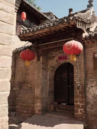 🏯 磧口古鎮，山西黃河邊的一座古城🇨🇳

📍磧口古鎮是國家4A級旅遊景區，位於山西省呂梁市。古鎮保留了豐富的明清時期建築，包括古老的倉庫、錢莊、當舖、寺廟和港口。

🌟這座古城曾是山西重要的商業中心，水陸交通連接東西南北，是一座商賈雲集的繁華港口城市。

☁️雖然如今磧口古鎮的角色已轉變為旅遊目的地，但它的魅力依然無與倫比。置身其中，您一定會感覺彷彿回到了古代中國！ 🏯

#中國旅遊集團#中國#山西#磧口古城

📸 cr。 山狗、硌走的蘇菲、麥子先生【小紅書】