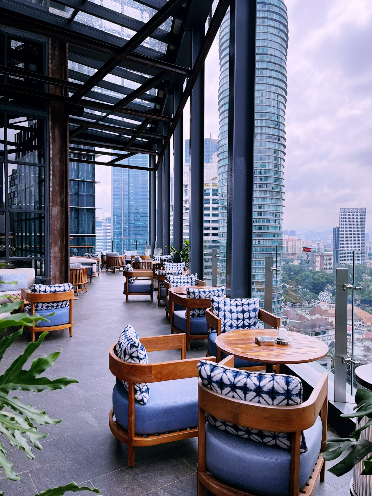 #hellohalloween

Hyatt Centric Kuala Lumpur wajib dikunjungi bagi mereka yang menghargai kecanggihan modern, kenyamanan, dan kemudahan kota. Keunggulan hotel ini adalah kolam renang infinity-nya yang memukau dengan pemandangan cakrawala KLCC yang memukau—sungguh pengalaman yang luar biasa. Di dalamnya, para tamu dapat bersantai di lounge yang nyaman, sempurna untuk pertemuan santai atau bersantai, sementara kamar-kamar bergaya yang siap untuk bisnis menyediakan semua yang dibutuhkan untuk masa inap yang produktif.

Dengan tangga yang elegan, desain kontemporer yang ramping, dan fasilitas luar biasa termasuk pusat kebugaran yang lengkap, Hyatt Centric KL memadukan pekerjaan dan rekreasi dengan sempurna. Berlokasi ideal di jantung kota Kuala Lumpur, hotel ini menawarkan akses mudah ke berbagai objek wisata utama, tempat makan, dan pusat perbelanjaan—menjadikannya pilihan sempurna bagi pelancong bisnis maupun rekreasi.