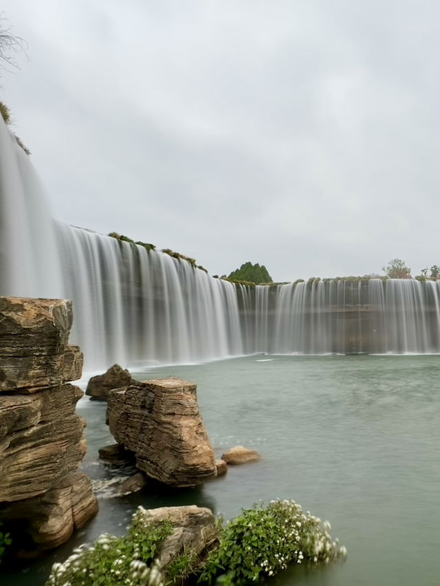พี่จีนทำถึง! 🌊 น้ำตกเทียมในสวนขนาดใหญ่ 