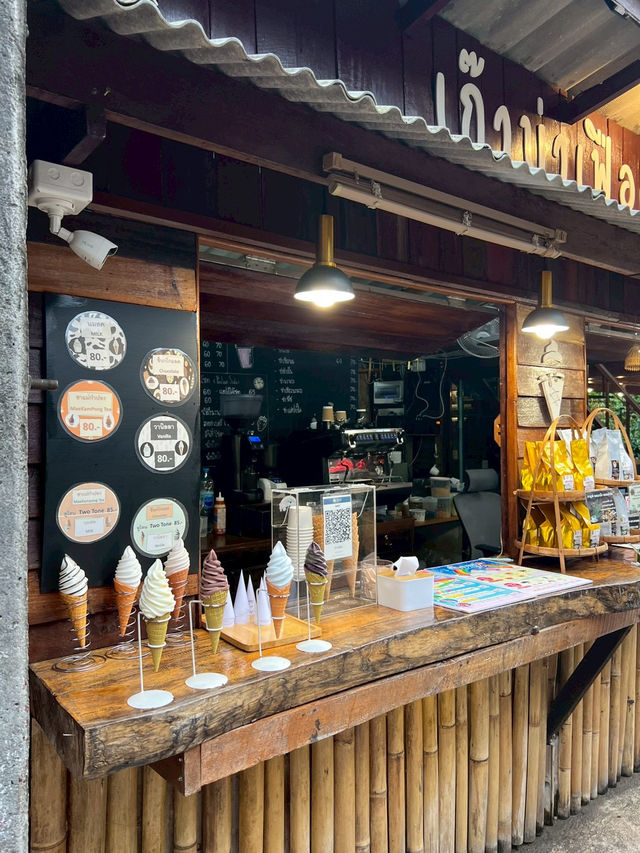 หมู่บ้านเล็กๆที่รายล้อมไปด้วยธรรมชาติสีเขียว หมู่บ้านเล็กๆที่รายล้อมไปด้วยธรรมชาติสีเขียว