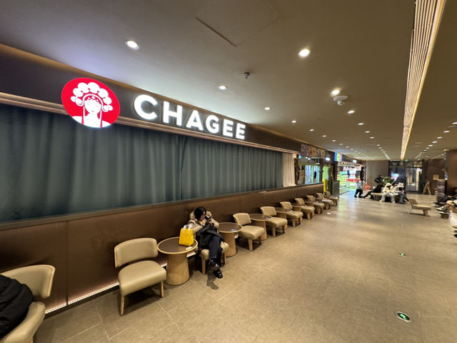 🧋 “CHAGEE (Qianmen Street) — A Refreshing Tea Stop in the Heart of Old Beijing” 🧋 “CHAGEE (Qianmen Street) — A Refreshing Tea Stop in the Heart of Old Beijing”