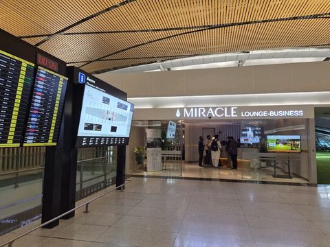 ✈️✨ หนีความวุ่นวาย! Miracle Lounge พักผ่อนก่อนบิน ✈️✨ หนีความวุ่นวาย! Miracle Lounge พักผ่อนก่อนบิน