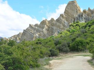 Check out these amazing sights on New Zealand's South Island! Spectacular clay cliffs | A guide to exploring the filming locations of Mulan 🧗‍♂️