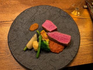 An Italian bar near Hon-Atsugi Station where you can enjoy authentic game meat dishes and wine.