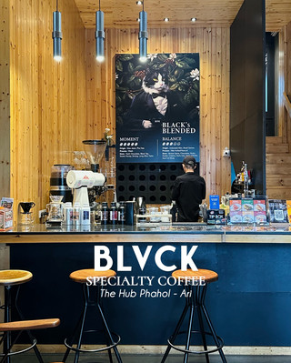 Black specialty coffee ร้านกาแฟมีเมล็ดให้เลือกเยอะ ในย่านสะพานควาย-อารีย์