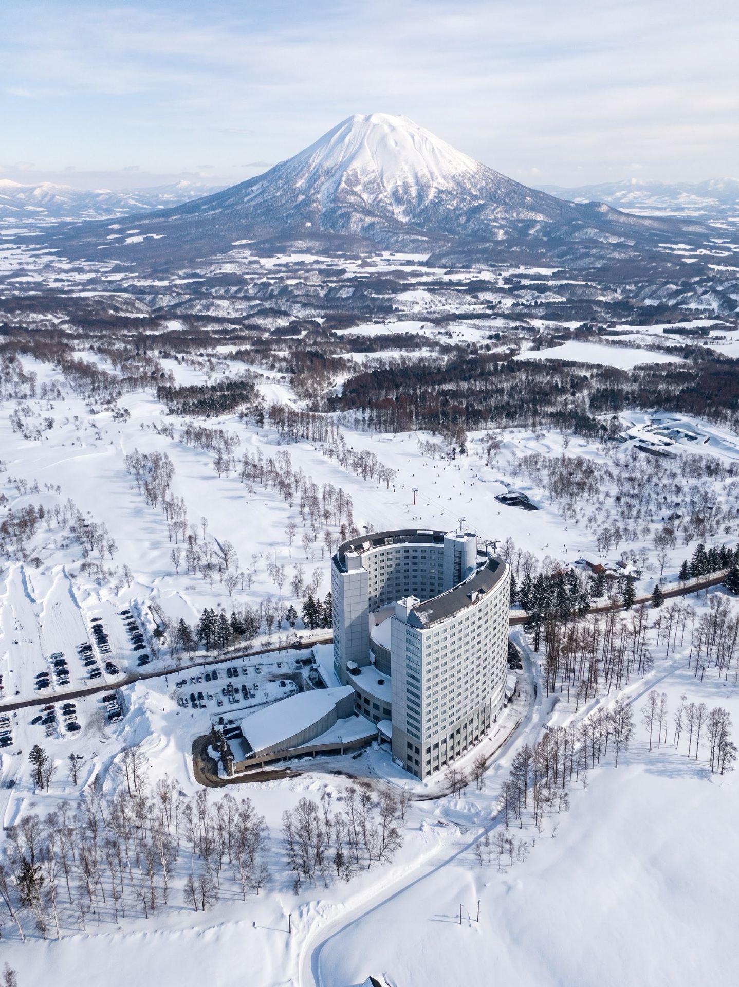 Review of Hilton Niseko Village, a high-end hotel beloved by tourists and ski enthusiasts, located at the foot of Mount Annupuri on Hokkaido Island:
Hilton Niseko Village — A paradise for snow lovers, with Yotei views and world-class skiing 🏔️🎿
When it comes to popular accommodations in Niseko for the winter season, Hilton Niseko Village is often at the top, offering a complete range of amenities including skiing, onsen baths, and stunning views of Hokkaido's magnificent natural landscapes.
📍 Highlights you must try:
· 🎿 True Ski-in/Ski-out: The hotel is right next to the ski slopes and the Niseko Gondola. Just step out of the building and you're ready to grab your skis or snowboards and head straight to the lift. Ski valet/lockers are available for your convenience.
· ♨️ Outdoor Onsen with Lake and Mountain Views: The highlight is the outdoor onsen (Rotenburo) next to a lotus/koi pond, surrounded by pristine white snow. You can relax in the hot springs while enjoying a stunning view of Mount Yotei.
· 🪟 Panoramic View Rooms: We recommend choosing a room on the Mt. Yotei View side. Waking up and opening the curtains will reveal the majestic Mount Fuji of Hokkaido right in front of you. The morning light reflecting off the snow is incredibly beautiful.
· 🍽️ Comprehensive Dining and Amenities: There are various dining options, including an international buffet, sushi, teppanyaki, a cozy bar lounge with a fireplace, and a small convenience store within the hotel.
💡 Things to Know and Recommendations
· Getting to the City: The hotel is located in the quiet and private Niseko Village area. However, if you want to explore the popular Grand Hirafu area for food, you will need to take a shuttle bus or a taxi.
· Advance Booking: As this is a popular ski-in/ski-out hotel, rooms and restaurants tend to fill up very quickly during the high winter season (December – February). We recommend planning to book several months in advance.
#HiltonNisekoVillage #HokkaidoTravel #SkiResort #JapanReview

