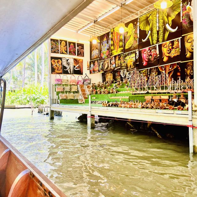 Relaxing river market travel in Thailand!  