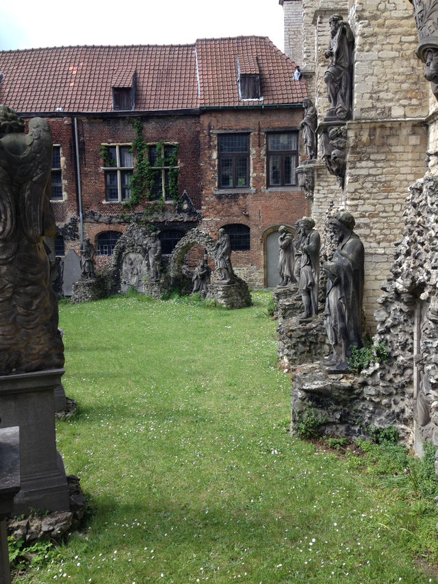 Antwerp is the city of the thrown hand. 