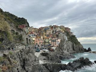 สายรุ้งบนหน้าผาและปาฏิหาริย์พระอาทิตย์ตกในชิงเกวเตรเร