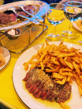 🇫🇷ลิ้มลองสเต็กชั้นเลิศได้ที่ร้านอาหารระดับกูร์เมต์ "Entrecôte" ในเมืองบอร์โดซ์ ซึ่งเปิดมาอย่างยาวนาน🍷✨