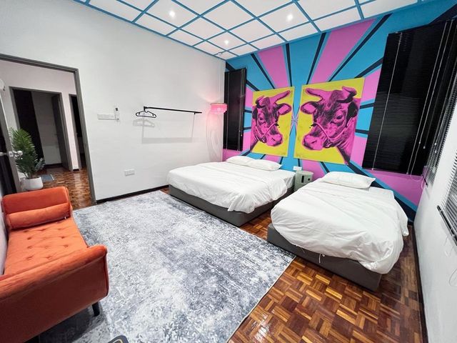 Discover a commercial art-themed homestay.