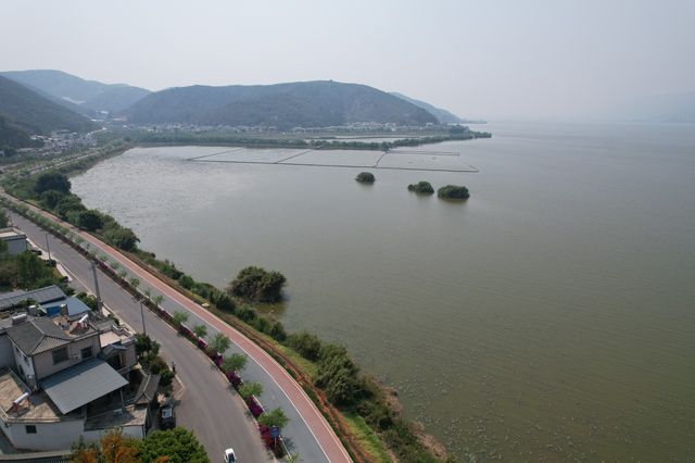 異龍湖是雲南省九大高原湖泊之一，是石屏人民的母親湖，屬省級風景名勝區