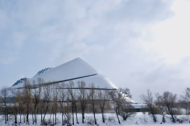 雪を踏みながらハルビン大劇場を探しに行く