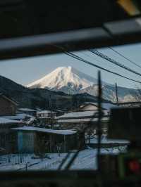 開往富士山的電車富士急行線視角看富士山