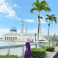 A Floating Sanctuary of Peace and Beauty