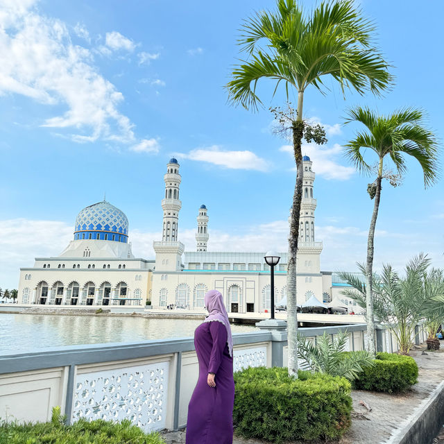 A Floating Sanctuary of Peace and Beauty