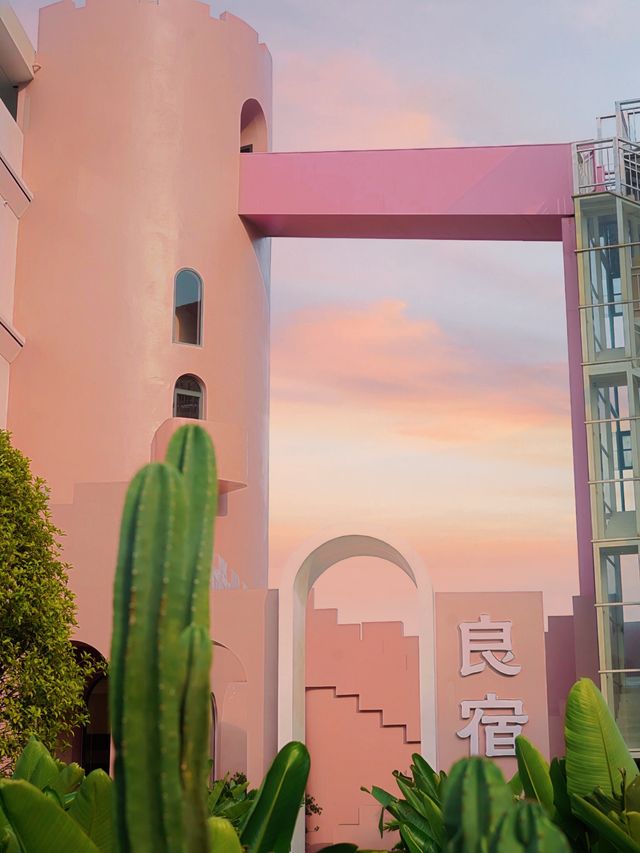 I discovered a pink castle and a Hobbit hut in Yangshuo!