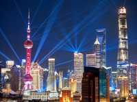 挖到上海寶藏酒店，窩在房間看外灘夜景。