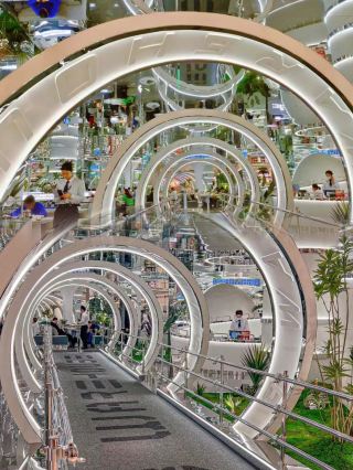 夜遊上海：從人民廣場到外灘的霓虹之旅