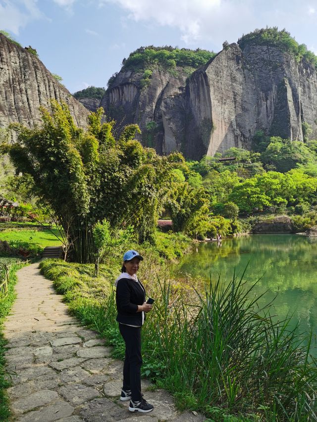 岩石清澈，樹木翠綠，茶香四溢，武夷山國家公園的真實體驗