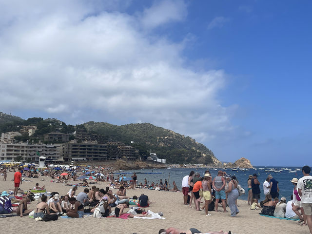 濱海托薩，一邊是古堡，一邊是大海
