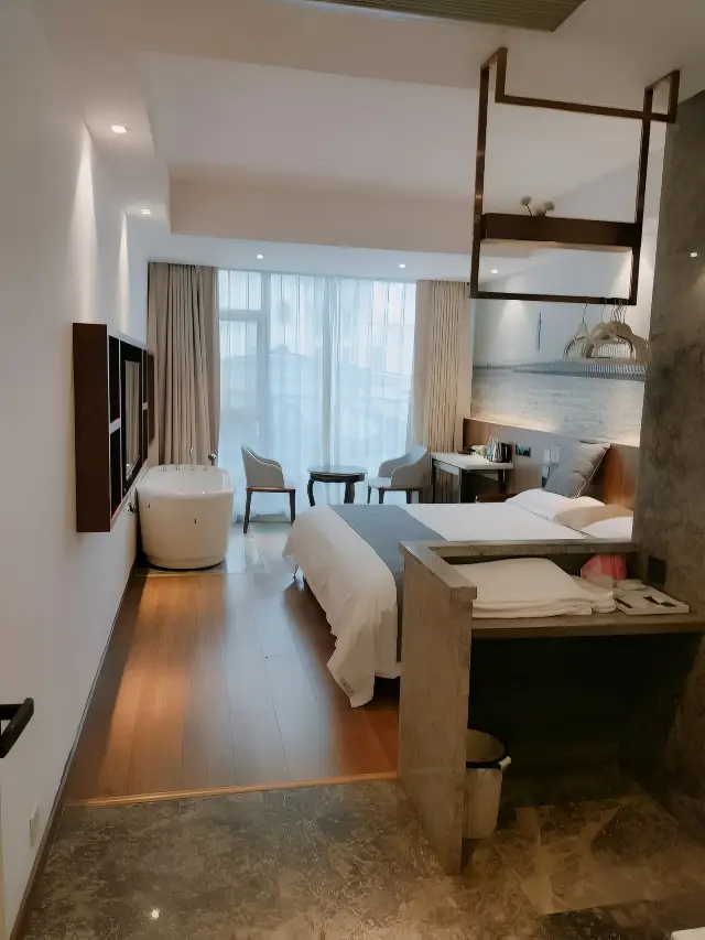 The Huangcuo Beach is just a 200-meter walk away, making this hotel a must-choose for watching the sunrise in Xiamen