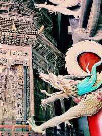 寺內建築精美，融合了建築、雕塑、繪畫等藝術。