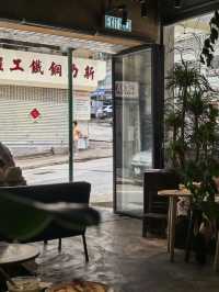 香港 | 山坡上的工業風咖啡店。