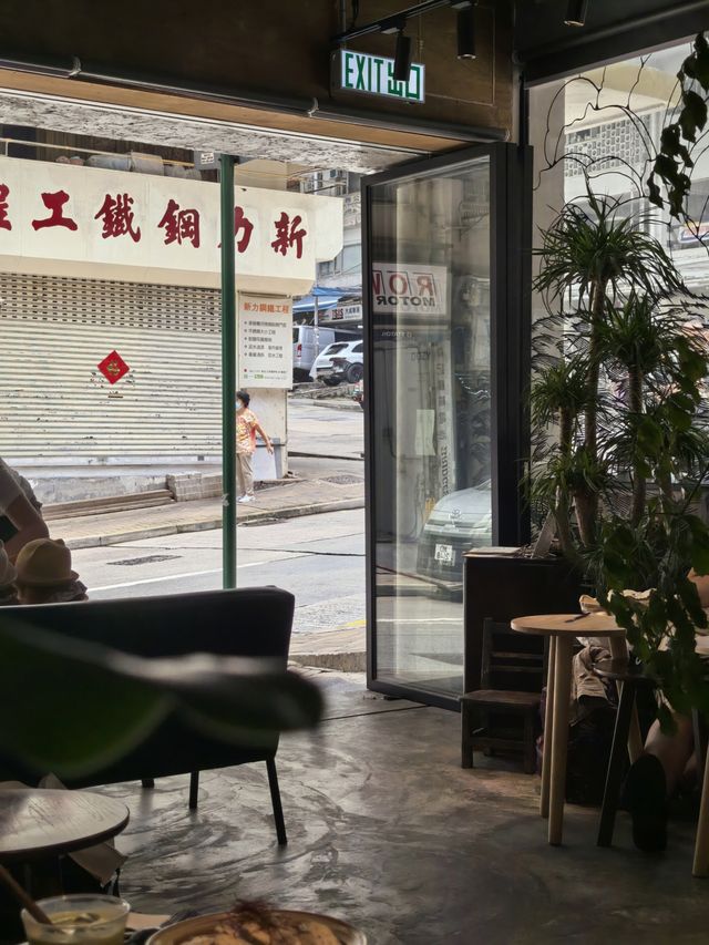 香港 | 山坡上的工業風咖啡店。
