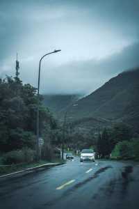 不在新疆蘇州人有自己的「阿勒泰」||雨後通往大陽山的路上， 只見山間霧氣繚繞， 彷彿一幅流動的水。