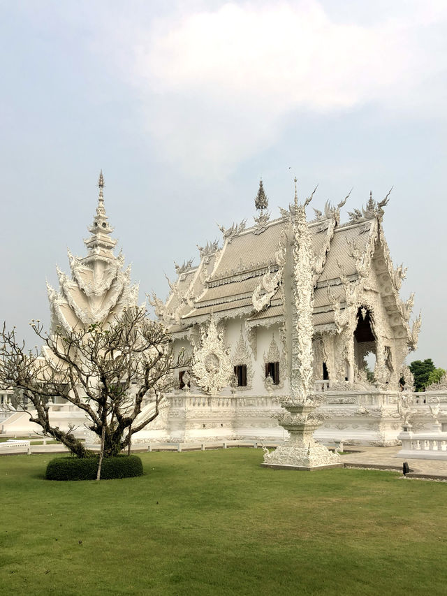 白廟（龍昆寺）｜現代元素的琉璃佛所。