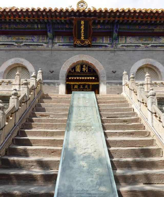 五台山，靈動佛光之地 。
