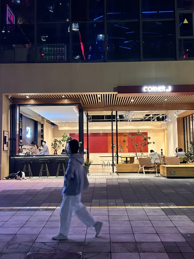 홍구탄 코너 직장인의 아침 8시부터 저녁 8시까지의 커피.