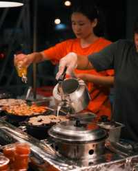 亞蘭夜市：穿越邊境的奇妙夜晚 。
