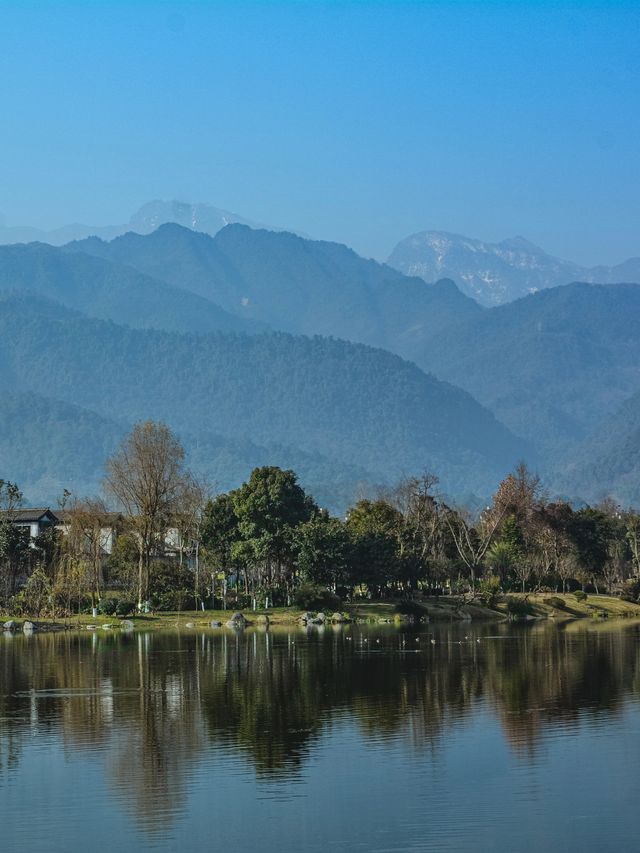 峨眉山最美湖景溫泉，還能眺望峨眉山金頂。