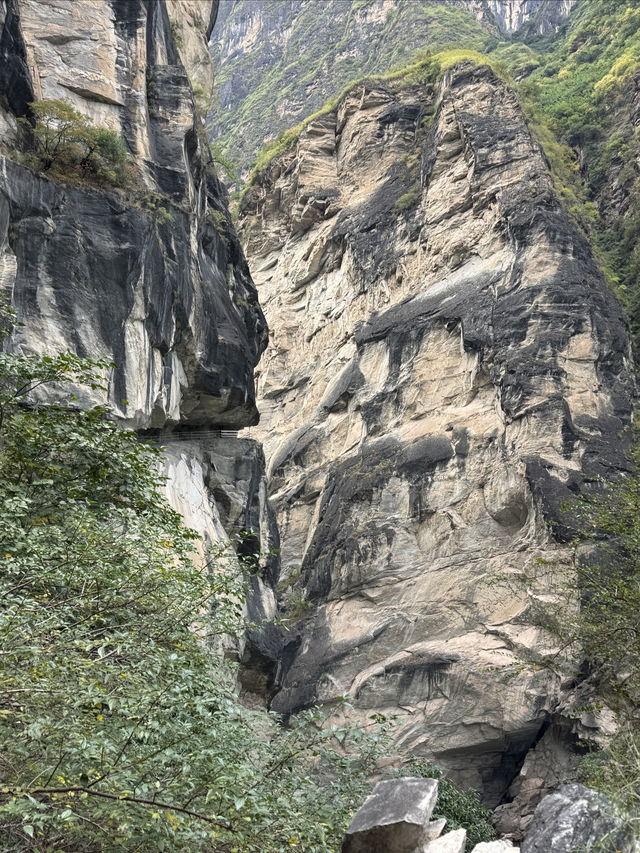 雲南｜虎跳峽峽谷徒步精華路段—— 一線天。