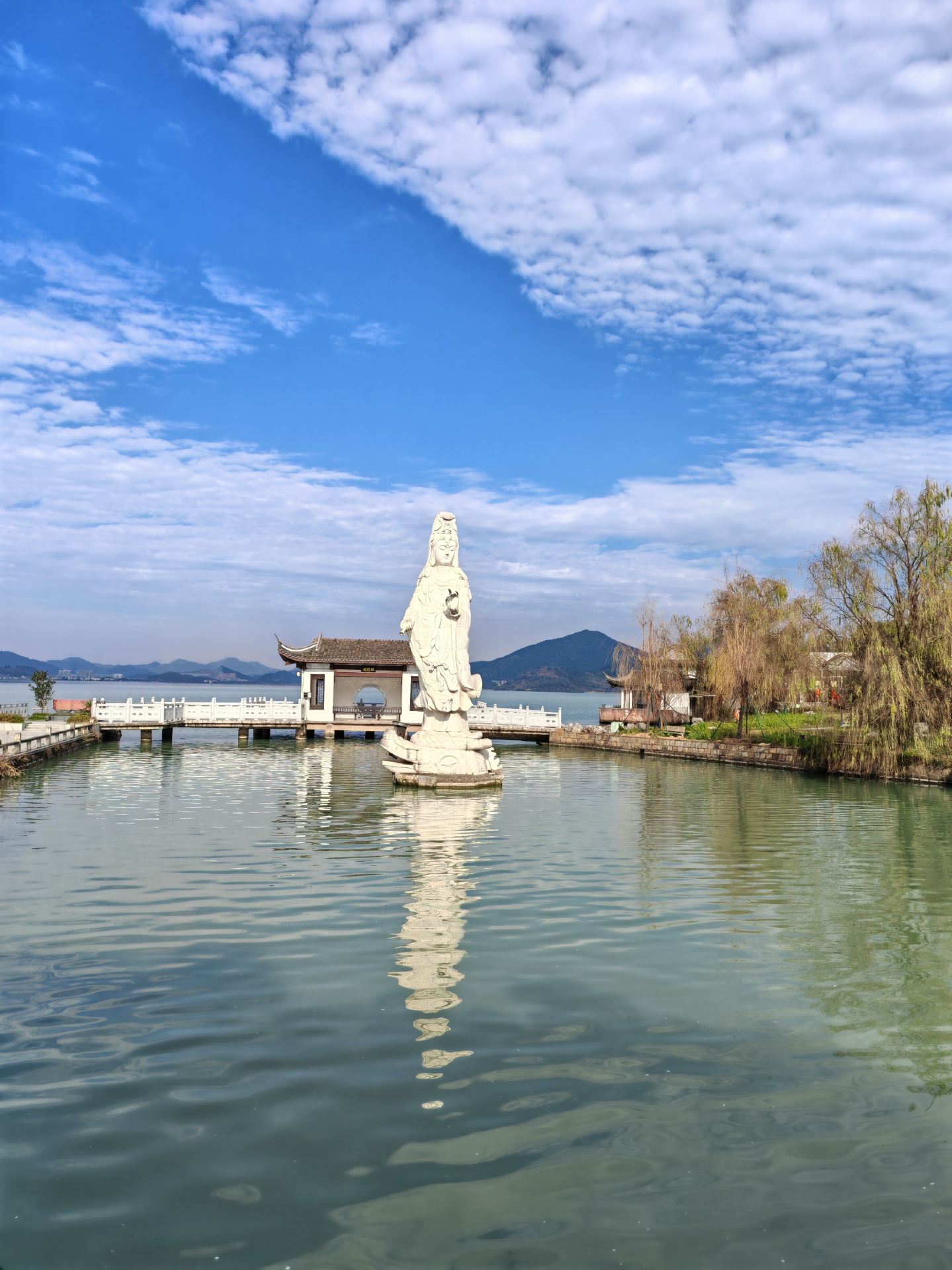 If you can't make it to Mount Putuo, come to Xiaoputuo at Dongqian Lake in Ningbo!