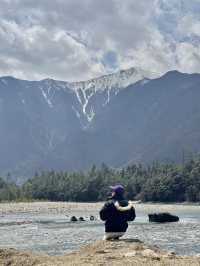 比起嘎拉桃花村，我更愛沿途的雪山和桃樹