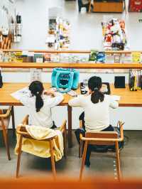 低頭看書抬頭看湖｜滴水湖這家書店美到窒息！