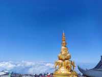 "峨眉山一座雲上佛國，人間仙境"。