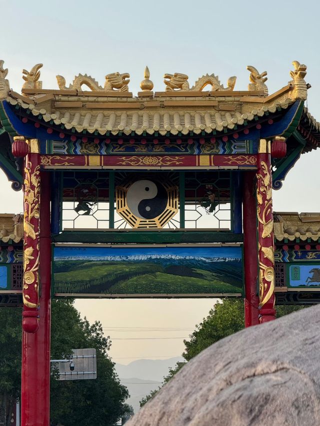 今日繼續帶大家「雲遊」新疆！今次伊犁之旅中，特克斯呢座神奇嘅縣城令我一見傾心。佢又被稱為「八卦城」，
