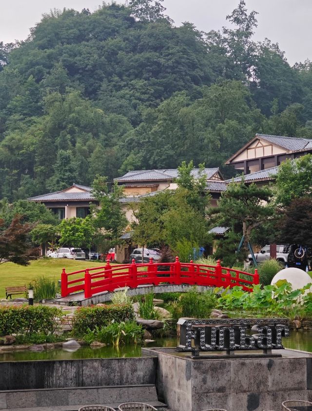 爸媽讚不絕口！全家避暑入住庭院式酒店
