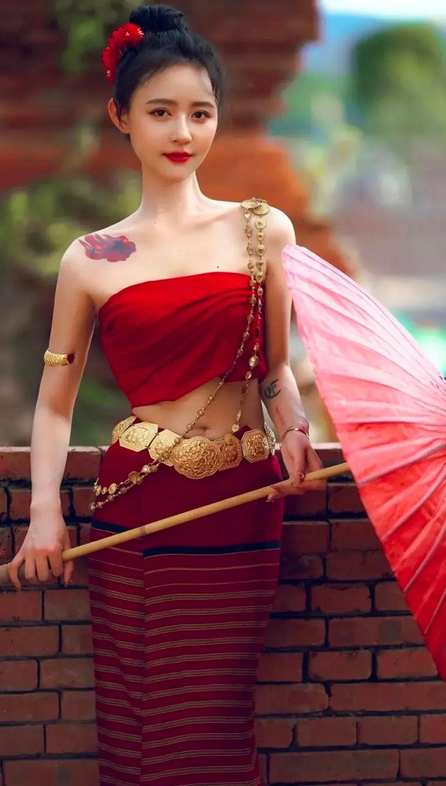 傣家少女，水畔輕舞醉清風