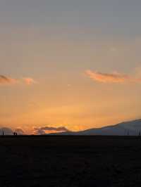 對於在成都忙碌的打工人來說，賽里木湖絕對是讓你暫時逃離都市喧囂、 recharge 能量的完美選擇。