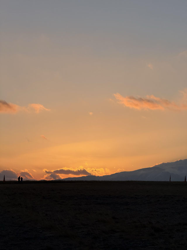 對於在成都忙碌的打工人來說，賽里木湖絕對是讓你暫時逃離都市喧囂、 recharge 能量的完美選擇。