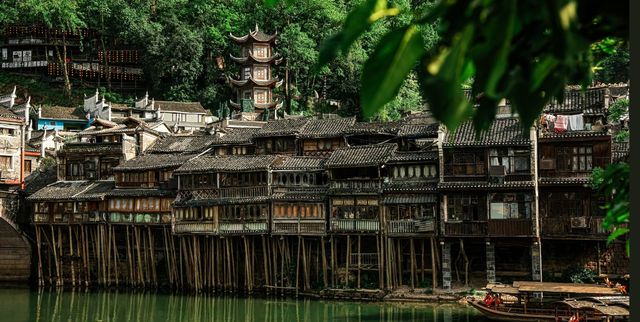 凤凰印象：沱江邊上的時光詩篇