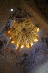 格拉納達的秘境:阿爾罕布拉宮的水與光